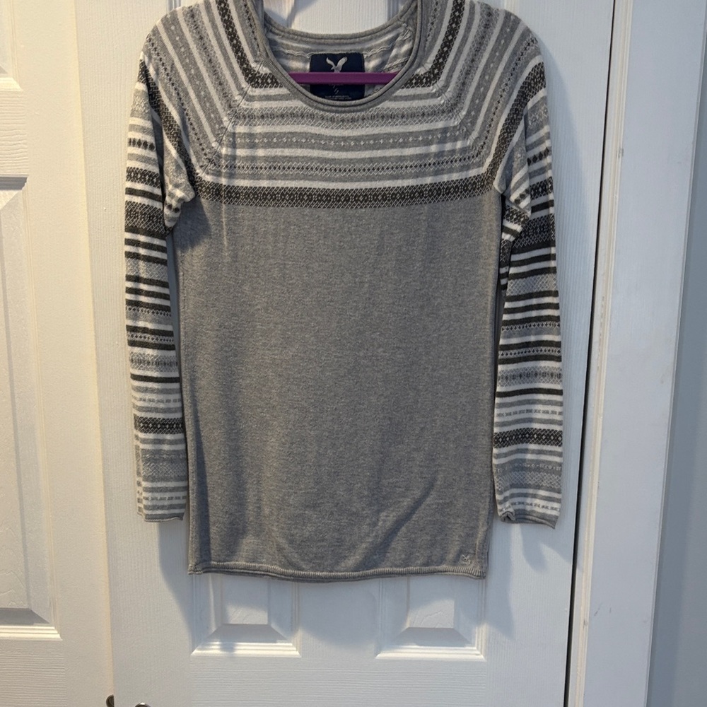 American Eagle Outfitters Gray Patterned Crew Neck Top